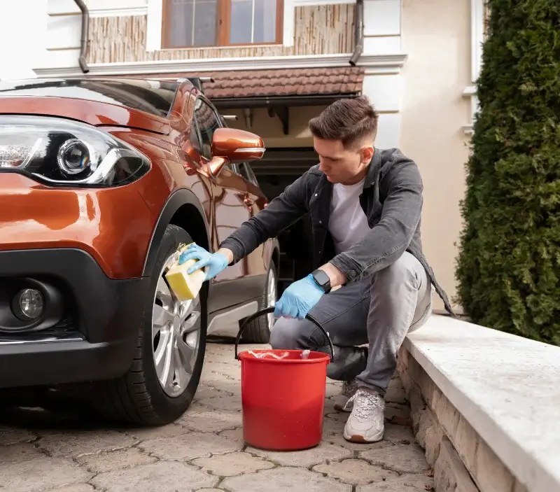 Lavage auto à domicile Les Cassés : professionnel intervenant sur un véhicule